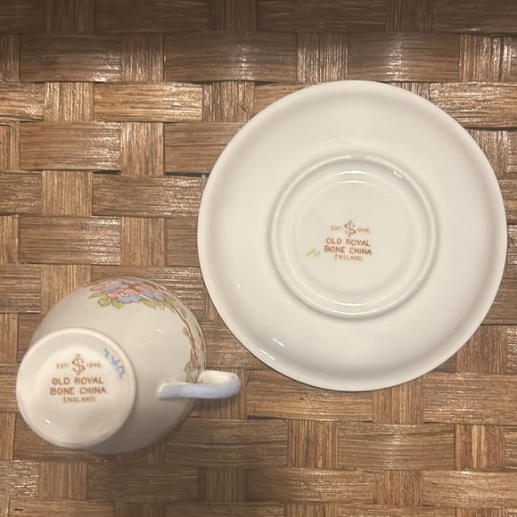 Rare Find! Vintage Old Royal Bone China teacup & saucer w/ pink & blue flowers. - Picture 5 of 7